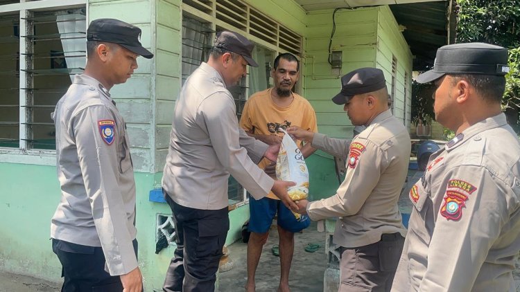 Satbinmas Polres Lingga Salurkan Bantuan Beras untuk Warga Kurang Mampu di Singkep