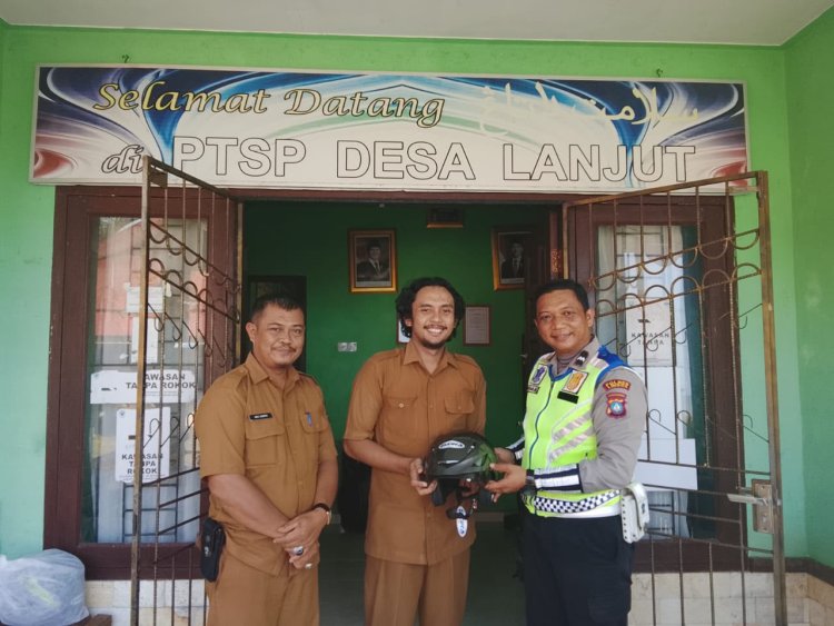 Budayakan Tertib Berlalu Lintas, Satlantas Polres Lingga Bagikan Helm kepada Staf Desa Lanjut