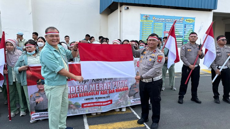 Satlantas, Sat Samapta, dan Sat Binmas Polresta Barelang Bersinergi Semarakkan HUT Ke-81 RI Melalui Pembagian Bendera Merah Putih dan Bantuan Sosial