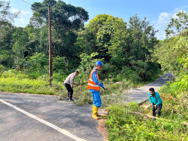 Semangat HUT Ke-81 RI, Polri Bersama TNI, Pemerintah dan Masyarakat Gotong Royong Bersihkan Jalan di Lingga Utara