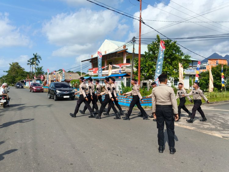 Semarak HUT RI ke-81, Polsek Daik Lingga Pastikan Lomba Gerak Jalan Berlangsung Aman dan Lancar