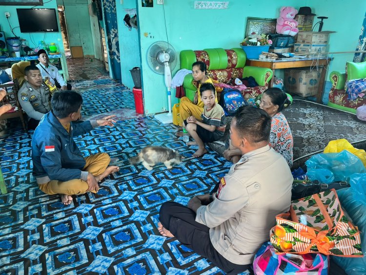 Rumah Lansia Rusak Berat, Polsek Daik Lingga dan Kelurahan Bersinergi Tangani Dampak Angin Kencang