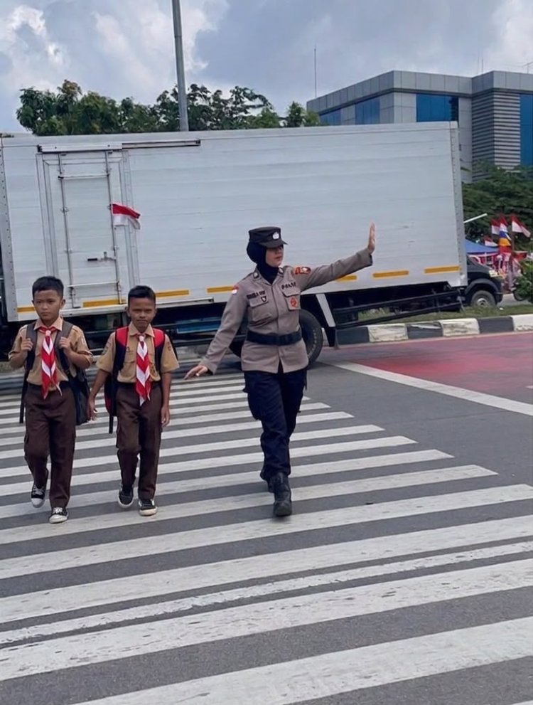Jaga Keselamatan Pelajar, Polwan Polresta Barelang Atur Lalu Lintas di Depan SDN 001 Sungai Panas