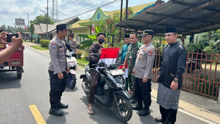 Bersinergi Semarakkan HUT RI, Polri-TNI dan Pemkab Lingga Bagikan Bendera