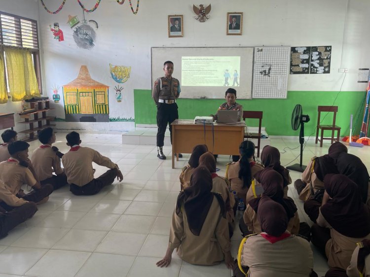 Hari Pramuka ke-65, Polsek Senayang Kenalkan Layanan Polisi 110 dan Keselamatan Berkendara bagi Pelajar