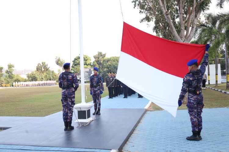Polda Kepri Gelar Upacara HUT ke-81 Kemerdekaan RI, Wakapolda Pimpin Pengibaran Sang Merah Putih