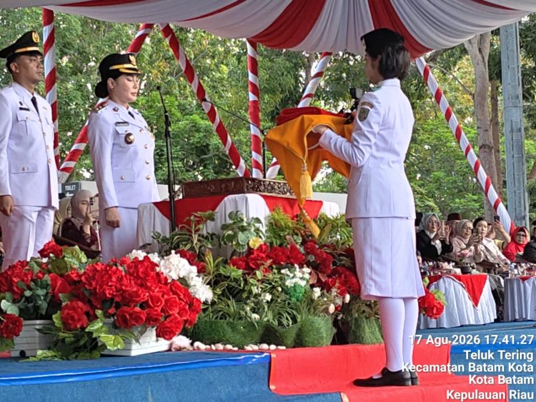 Polresta Barelang Hadiri Penurunan Bendera Merah Putih dalam Rangka HUT Ke-81 Kemerdekaan RI