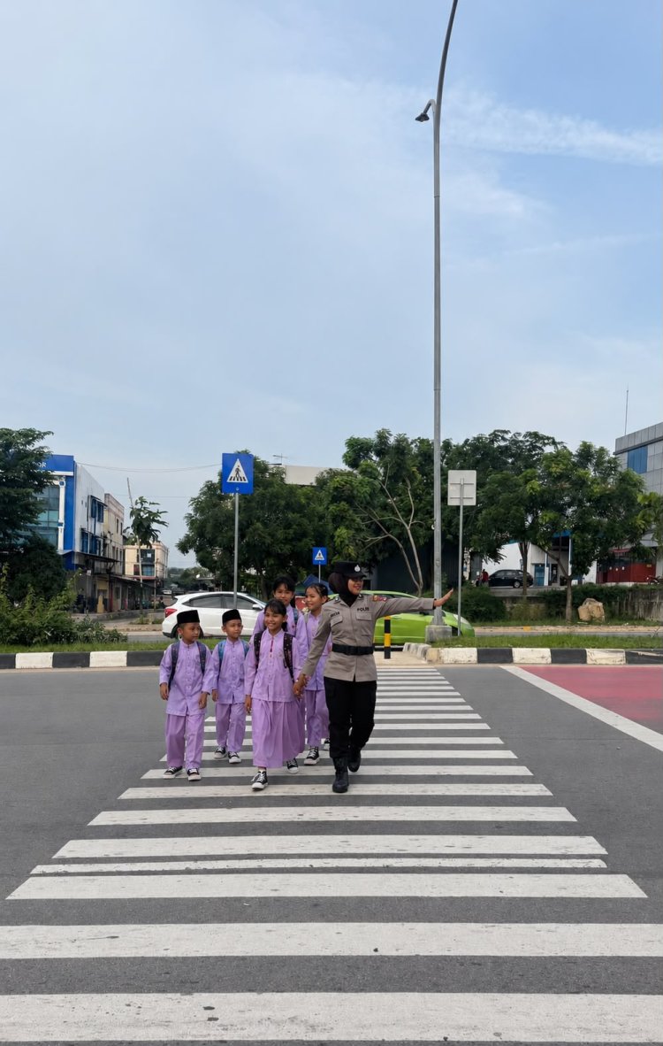 Polwan Polresta Barelang Amankan Aktivitas Siswa SDN 001 Sungai Panas Saat Jam Masuk Sekolah