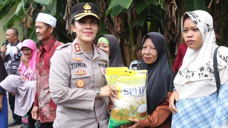 Kapolres Karimun Sambangi Polsek Buru, Bansos Disalurkan kepada 100 Warga