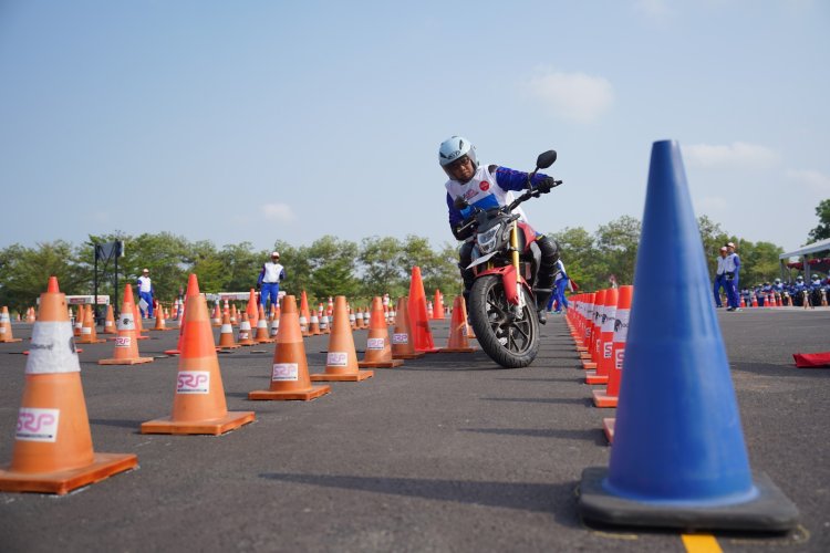 Teknik Menikung Motor yang Aman, Posisi Tubuh Harus Disesuaikan dengan Kecepatan