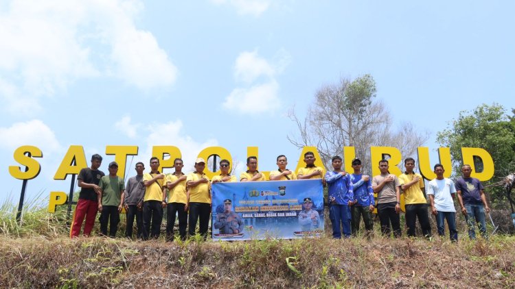Satpolairud Polres Lingga Gandeng Warga Desa Jagoh Bersihkan Lingkungan Mako
