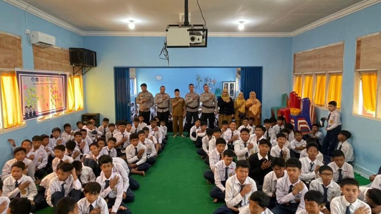 Police Go To School Polres Lingga Edukasi Pelajar SMPN 001 Singkep Cegah Bullying dan Kenakalan Remaja