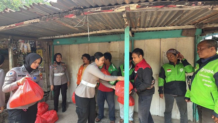 Polwan Polresta Barelang Berbagi Sembako dengan Driver Ojol di Tembesi