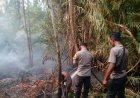 POLSEK DAIK LINGGA LANJUTKAN PEMADAMAN KARHUTLA HARI KEDUA, PETUGAS PADAMKAN ±8 HEKTARE LAHAN