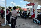 Polres Lingga Perketat Pengamanan SPBU Dabo Singkep, Antrean Kendaraan Diatur Agar Tetap Tertib