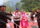 Kapolres Lingga Berganti, AKBP Ahmad Andi Suryadi Disambut Tradisi Adat dan Pedang Pora