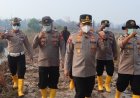 Kapolres Lingga Turun ke Lahan Gambut Berasap, Penyiraman Dilakukan Cegah Api Kembali Membesar