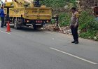 Antisipasi Pohon Tumbang, Bhabinkamtibmas Tiban Baru Bersihkan Pohon di Pinggir Jalan