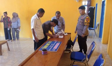 Polsek Daik Lingga Kawal Penyaluran BLT Dana Desa untuk Warga Rentan di Penuba Timur