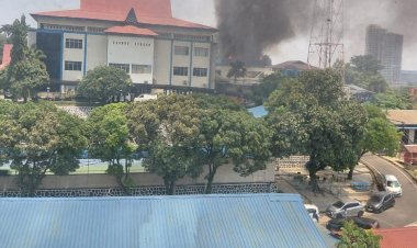 Rooftop Gedung Bea Cukai Batam Terbakar, Diduga Dipicu Percikan Panel Solar