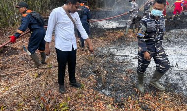 Polsek Dabo Singkep dan Tim Gabungan Padamkan Kebakaran Lahan 0,2 Hektare di Desa Lanjut
