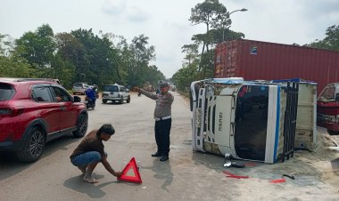 Lori Pengangkut Pasir Terbalik di Batu Ampar, Polisi Bergerak Cepat Atur Lalu Lintas