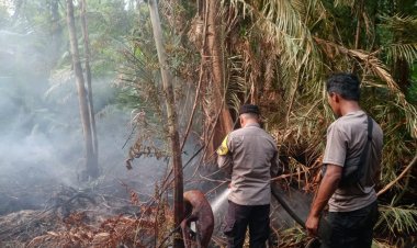 POLSEK DAIK LINGGA LANJUTKAN PEMADAMAN KARHUTLA HARI KEDUA, PETUGAS PADAMKAN ±8 HEKTARE LAHAN
