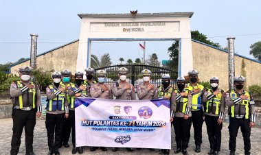 Kabut Asap Selimuti Bintan, Satlantas Polres Bintan Bagikan 1.000 Masker kepada Pengguna Jalan