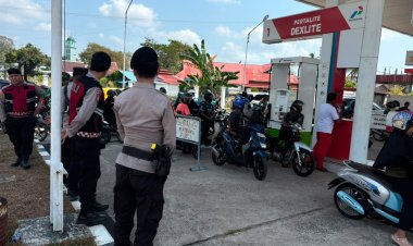 Polres Lingga Perketat Pengamanan SPBU Dabo Singkep, Antrean Kendaraan Diatur Agar Tetap Tertib
