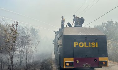 Sat Samapta Polres Lingga Bergerak Cepat Padamkan Karhutla di Kebun Niur