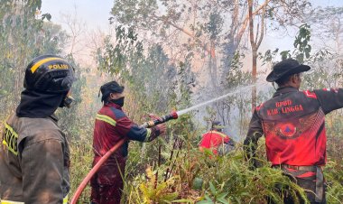Pantang Menyerah Padamkan Karhutla, Tim Gabungan Berjibaku hingga Malam di Sungai Besar Kec. Lingga Utara