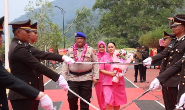 Kapolres Lingga Berganti, AKBP Ahmad Andi Suryadi Disambut Tradisi Adat dan Pedang Pora