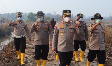 Kapolres Lingga Turun ke Lahan Gambut Berasap, Penyiraman Dilakukan Cegah Api Kembali Membesar