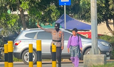 Polwan Engku Putri Kawal Pelajar SDN 001 Sungai Panas, Pastikan Penyeberangan Aman