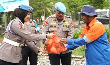 Sambut Hari Jadi Propam Polri Ke-24, Propam Polres Karimun Salurkan Bantuan kepada Tukang Sapu Jalan