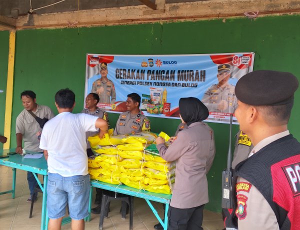 Polsek Nongsa Bersama Bulog Gelar Gerakan Pangan Murah, Satu Ton Beras SPHP Ludes Terjual