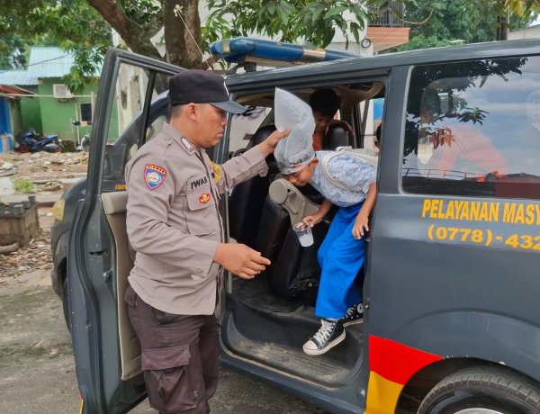 Program “Si Amru” Polsek Batu Ampar Kawal Siswa SD 004 Tanjung Sengkuang hingga Depan Rumah