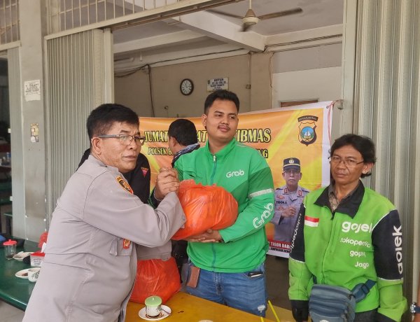 Wujud Kepedulian Polri, Polsek Bengkong Salurkan 40 Paket Sembako Kapolresta Barelang kepada Komunitas Driver Online
