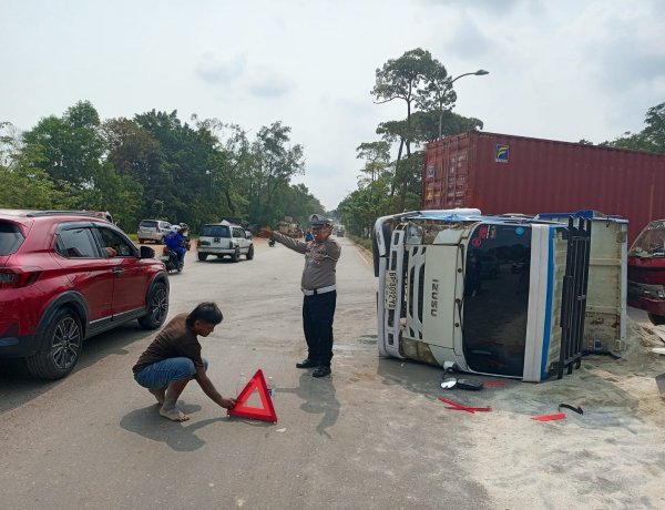 Lori Pengangkut Pasir Terbalik di Batu Ampar, Polisi Bergerak Cepat Atur Lalu Lintas