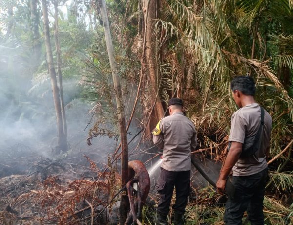 POLSEK DAIK LINGGA LANJUTKAN PEMADAMAN KARHUTLA HARI KEDUA, PETUGAS PADAMKAN ±8 HEKTARE LAHAN