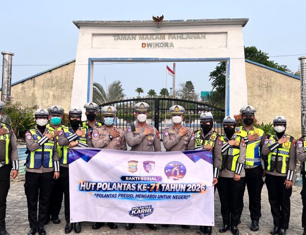 Kabut Asap Selimuti Bintan, Satlantas Polres Bintan Bagikan 1.000 Masker kepada Pengguna Jalan