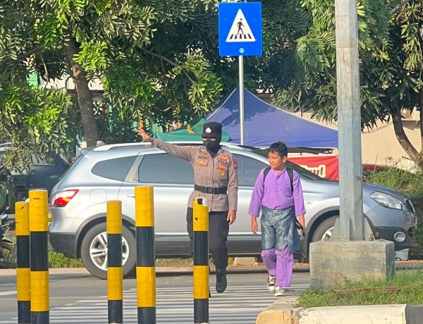 Polwan Engku Putri Kawal Pelajar SDN 001 Sungai Panas, Pastikan Penyeberangan Aman