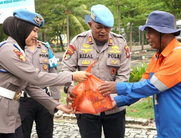 Sambut Hari Jadi Propam Polri Ke-24, Propam Polres Karimun Salurkan Bantuan kepada Tukang Sapu Jalan