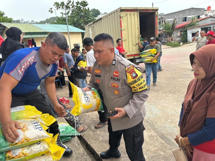 Polsek Sekupang dan Bulog Salurkan Beras Murah, 6 Ton SPHP Habis Diborong Warga