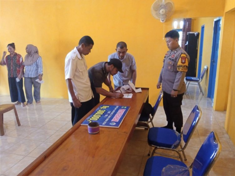 Polsek Daik Lingga Kawal Penyaluran BLT Dana Desa untuk Warga Rentan di Penuba Timur