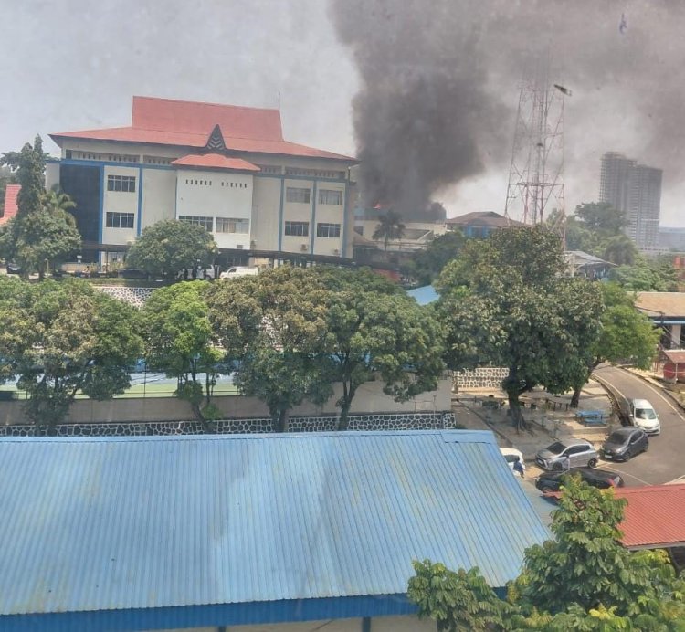 Rooftop Gedung Bea Cukai Batam Terbakar, Diduga Dipicu Percikan Panel Solar