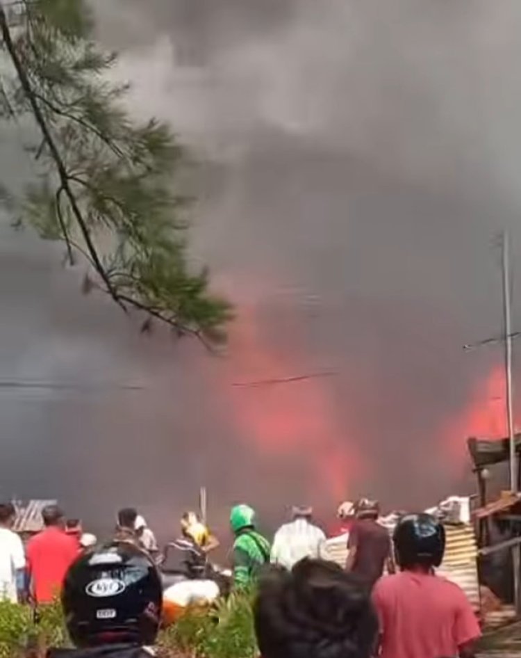 Kebakaran Hebat Landa Ruko Kos-Kosan di Oasis Jodoh Batam, Api Diduga Berasal dari Gudang Oli