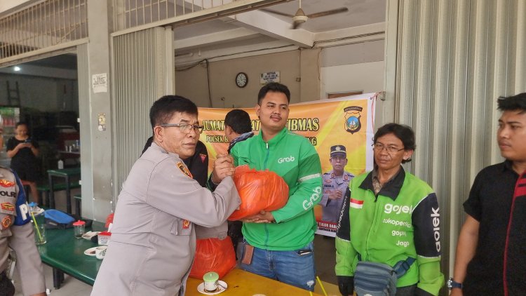 Wujud Kepedulian Polri, Polsek Bengkong Salurkan 40 Paket Sembako Kapolresta Barelang kepada Komunitas Driver Online