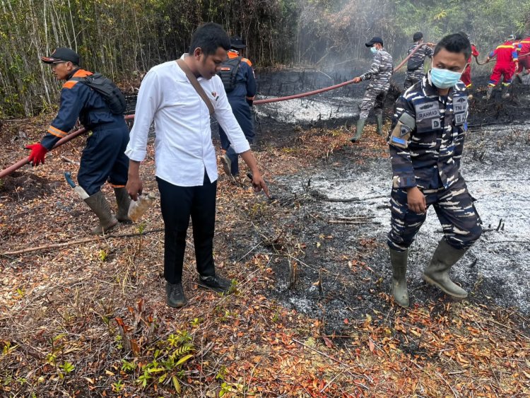 Polsek Dabo Singkep dan Tim Gabungan Padamkan Kebakaran Lahan 0,2 Hektare di Desa Lanjut