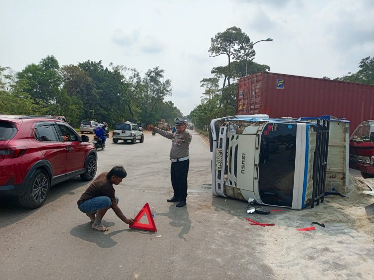 Lori Pengangkut Pasir Terbalik di Batu Ampar, Polisi Bergerak Cepat Atur Lalu Lintas